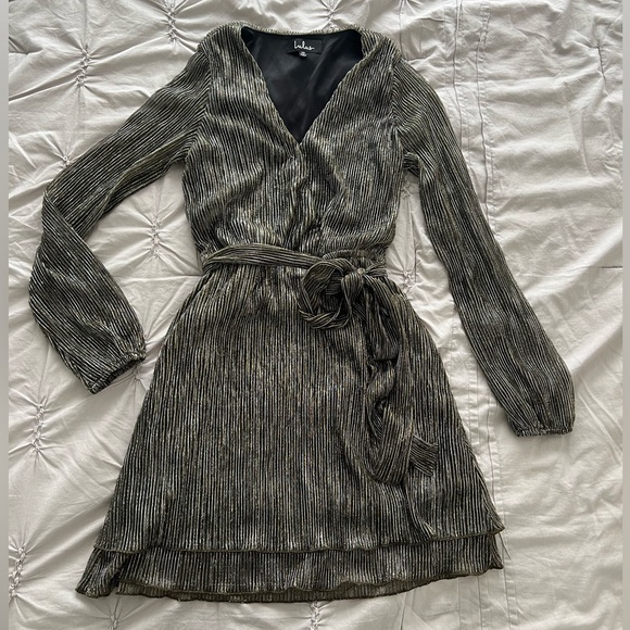 XS Lulu’s Gold and Black Metallic Dress - Picture 2 of 3